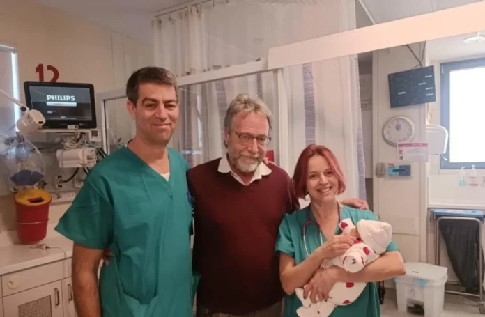 Cirujanos israelíes salvan a un bebé recién nacido de una rara torsión ovárica