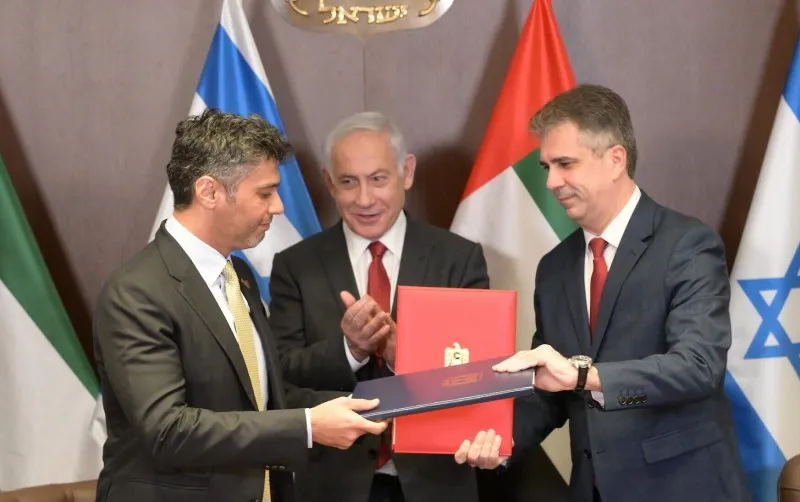 El Primer Ministro Benjamin Netanyahu aplaude cuando el Ministro de Relaciones Exteriores, Eli Cohen, y el Embajador de los Emiratos Árabes Unidos en Israel, Mohamed al-Khaja, intercambian copias firmadas del acuerdo aduanero entre los países.