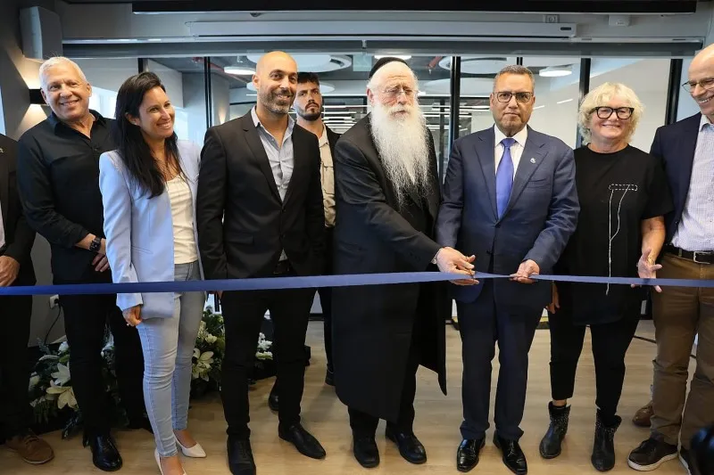 El alcalde de Jerusalén, Moshe Lion (tercero por la derecha) y el Ministro de Jerusalén y Patrimonio, Meir Porush (cuarto por la derecha), inauguran el campus de alta tecnología de Jerusalén Oriental.