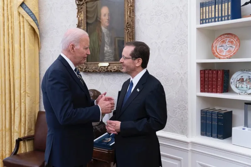 El presidente Joe Biden y el presidente de Israel, Isaac Herzog, hablan en la Sala Roosevelt de la Casa Blanca en Washington.