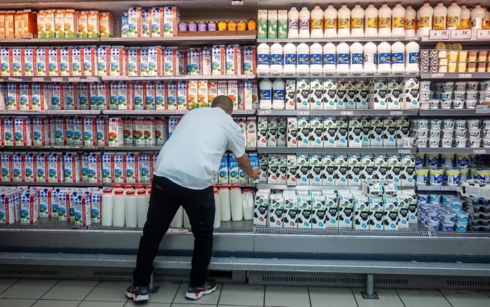 Israel elimina el impuesto aduanero del 40% sobre la leche importada durante tres meses
