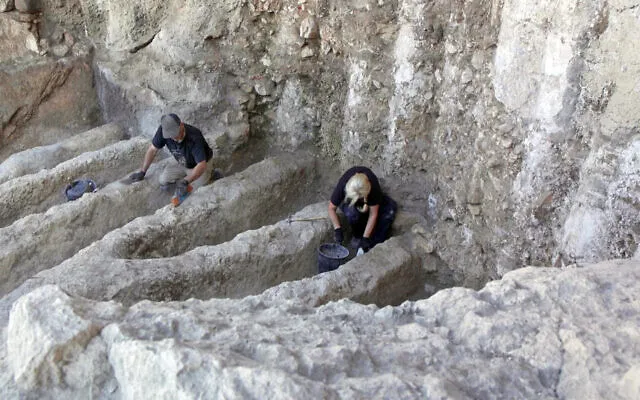 Arqueólogos trabajan en misteriosos canales encontrados en una instalación antigua única en la Ciudad de David, Jerusalén, agosto de 2023.