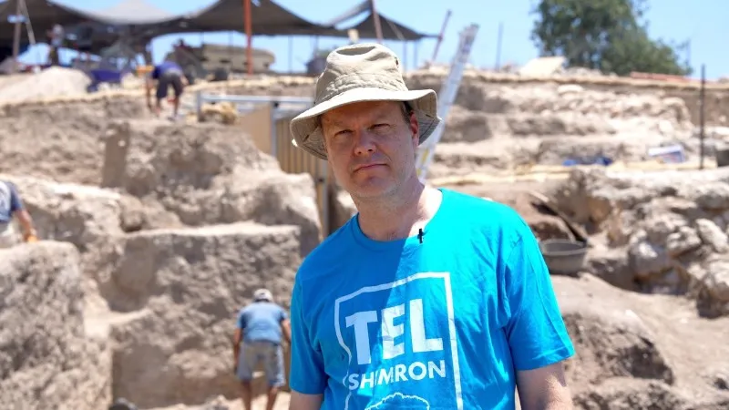 El profesor Daniel Master, codirector de las excavaciones de Tel Shimron en el valle de Jezreel, en el norte de Israel, durante la temporada de excavaciones de 2023.
