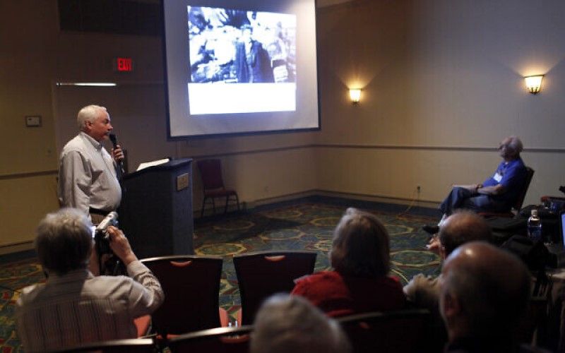 Matthew Rozell habla durante una presentación en la Reunión Anual Nacional de Veteranos de la 30 División de Infantería de la Segunda Guerra Mundial en Nashville, Tennessee, el 5 de marzo de 2010.