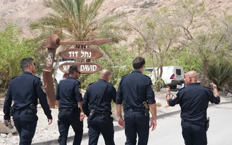 Oficiales de policía de Israel vistos cerca del Mar Muerto.