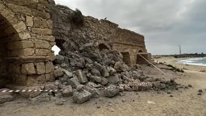 Un antiguo acueducto romano se derrumba en Cesarea