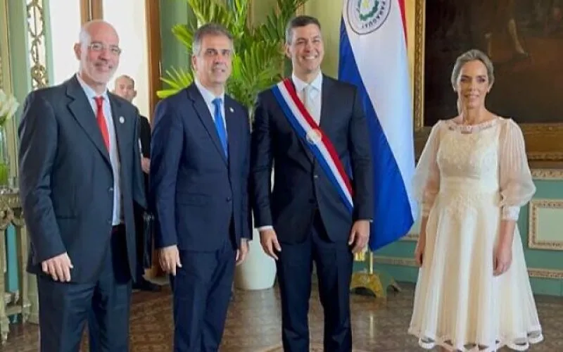 El Embajador de Israel en Paraguay, Yoed Magen, el Ministro de Asuntos Exteriores, Eli Cohen, el Presidente de Paraguay, Santiago Peña, y la Primera Dama, Leticia Ocampos.