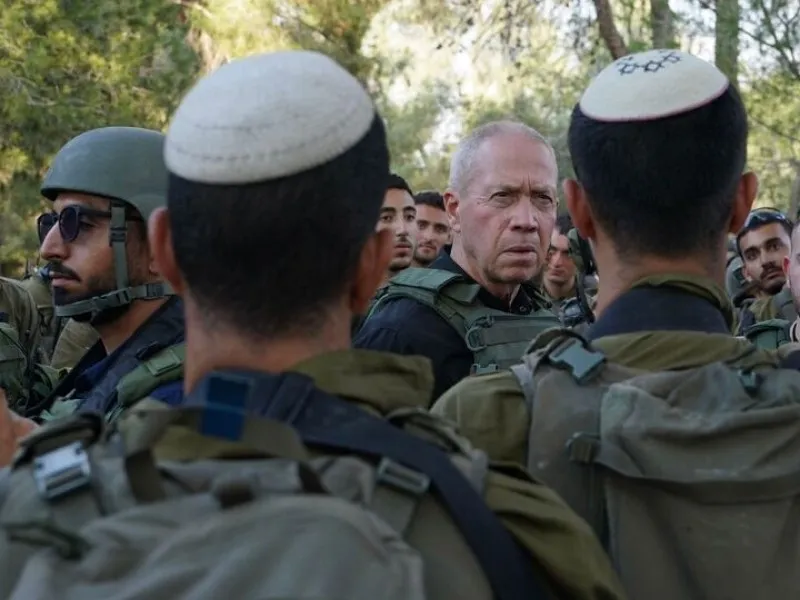 El ministro de Defensa, Yoav Gallant, se reúne con las tropas en la frontera de Gaza, el 10 de octubre de 2023.