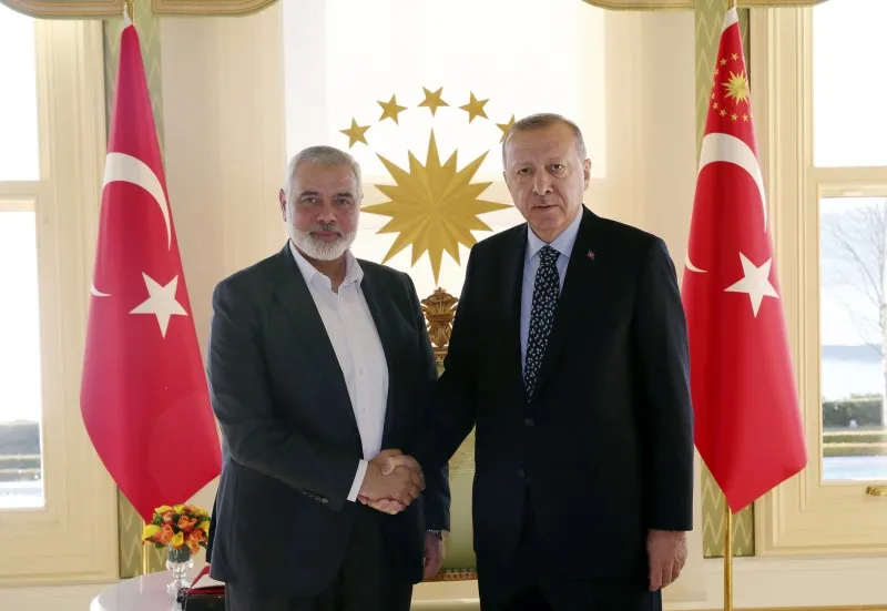 El presidente de Turquía, Recep Tayyip Erdogan, a la derecha, estrecha la mano del jefe del movimiento terrorista Hamas, Ismail Haniyeh, antes de su reunión en Estambul