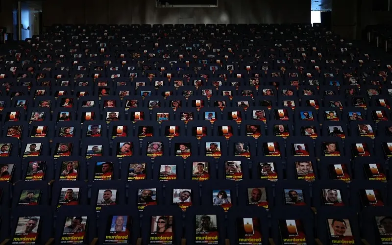 Fotografías de personas muertas, desaparecidas o secuestradas en el ataque de Hamas contra Israel el 7 de octubre se exhiben en asientos vacíos en una exhibición celebrada bajo el lema "UNIDOS CONTRA EL TERRORISMO" en el Auditorio Smolarz de la Universidad de Tel Aviv,