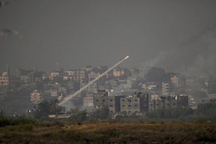 Israel Incrementa Ofensiva Contra Hamás Mientras 222 Personas Permanecen Como Rehenes en Gaza