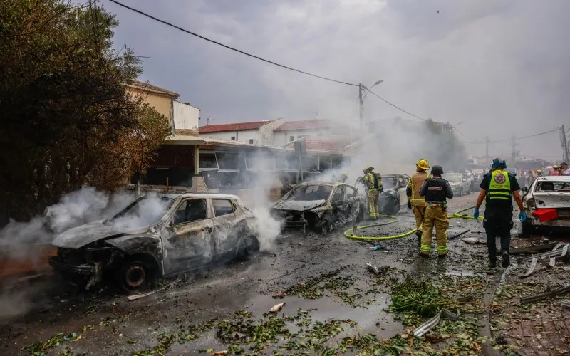 Las secuelas de un ataque con cohetes desde la Franja de Gaza que golpeó un edificio y automóviles en la ciudad sureña de Ashkelon.