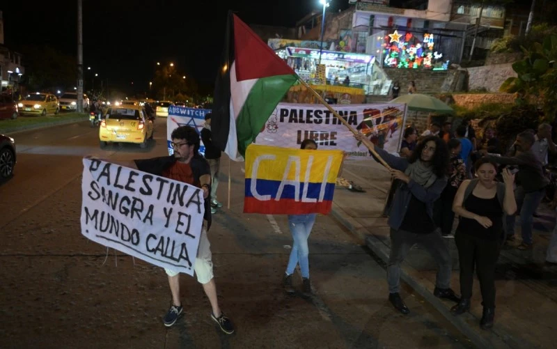 Personas se manifiestan en apoyo de los palestinos en Cali, Colombia.