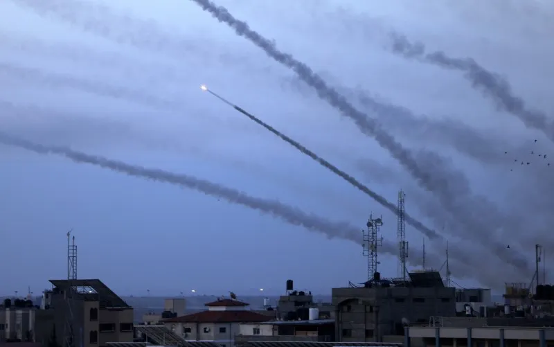 Se disparan cohetes desde la ciudad de Gaza hacia Israel.