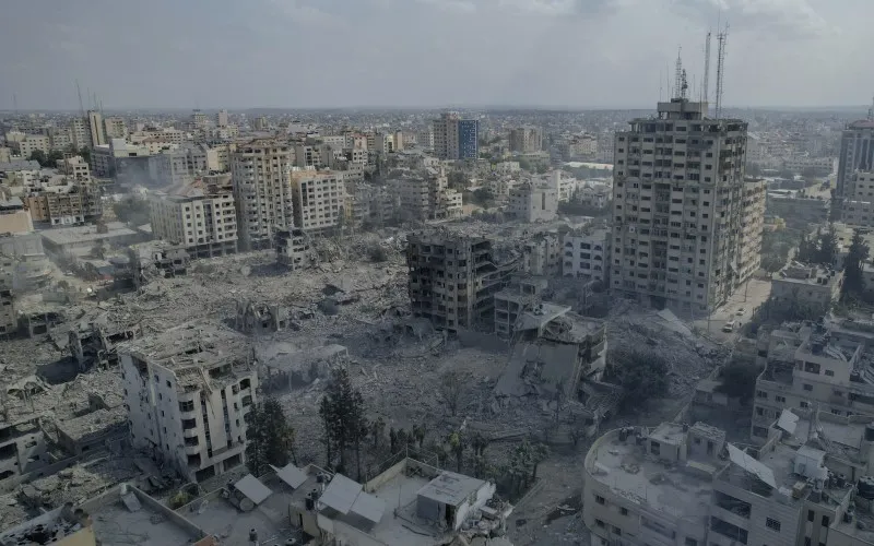 Una vista de los escombros de los edificios alcanzados por un ataque aéreo israelí, en la ciudad de Gaza.