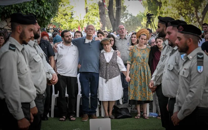 Familiares y amigos asisten al funeral del soldado de reserva israelí Rabino Naran Ashchar, quien murió en el vuelco de un tanque en el norte de Israel, en el Cementerio Militar Mount Herzl en Jerusalén.