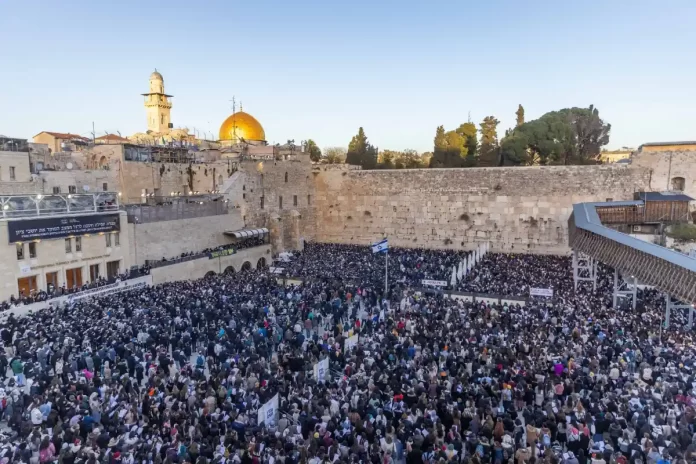 Empobrecidos, Destrozados y Doloridos_ Un llamado masivo a la divinidad en el Muro de las Lamentaciones por los rehenes Empobrecidos, Destrozados y Doloridos: Un llamado masivo a la divinidad en el Muro de las Lamentaciones por los rehenes