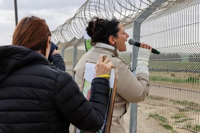 Familiares de rehenes en Gaza: Gritos de desesperación a través de altavoces gigantes