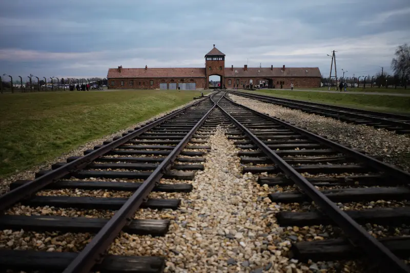 El Testimonio de Eva Szepesi: Un Grito Contra el Antisemitismo y la Extrema Derecha en Alemania Las vías del tren donde cientos de miles de personas llegaron para ser dirigidas a las cámaras de gas dentro del antiguo campo de exterminio nazi de Auschwitz Birkenau.