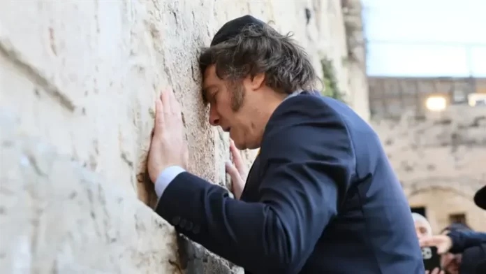 El Presidente de Argentina enciende una vela en el Muro Occidental por las víctimas de Hamás El Presidente de Argentina enciende una vela en el Muro Occidental por las víctimas de Hamás