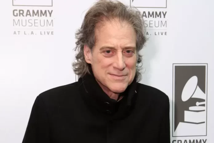 Recordando a Richard Lewis: Un homenaje al Icónico Actor y Comediante judío