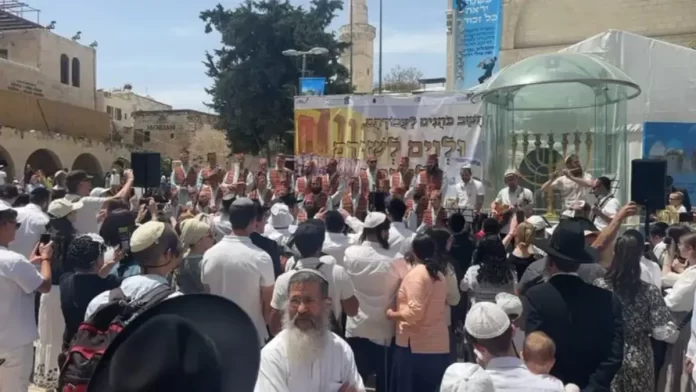 La conmovedora actuación del Coro Levita por la liberación de los rehenes atrae a miles de personas en Jerusalén
