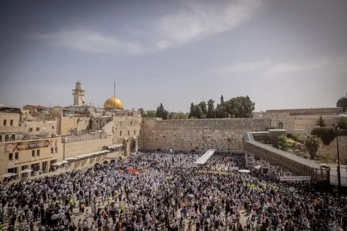 Miles de personas se reúnen en el Muro de las Lamentaciones para recibir una bendición sacerdotal especial en medio de oraciones por el regreso de los rehenes Miles de personas se reúnen en el Muro de las Lamentaciones para recibir una bendición sacerdotal especial en medio de oraciones por el regreso de los rehenes
