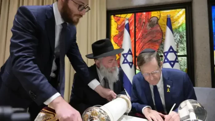 Zelensky de Ucrania y Herzog de Israel completan juntos el Rollo de la Torá: símbolo de unidad y resiliencia