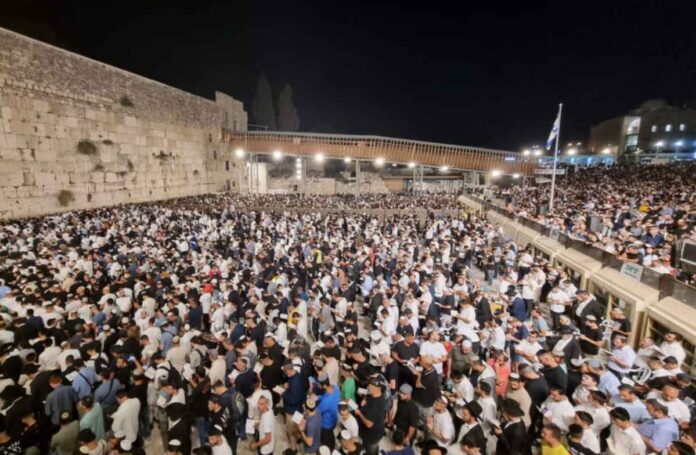 La primera noche de Selijot_ Miles de personas se congregan en el Muro Occidental para elevar sus plegarias La primera noche de Selijot: Miles de personas se congregan en el Muro Occidental para elevar sus plegarias