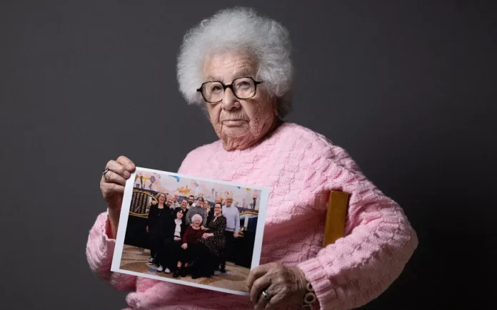 Sobrevivientes de Auschwitz regresan al campo_ un legado de memoria para las nuevas generaciones Sobrevivientes de Auschwitz