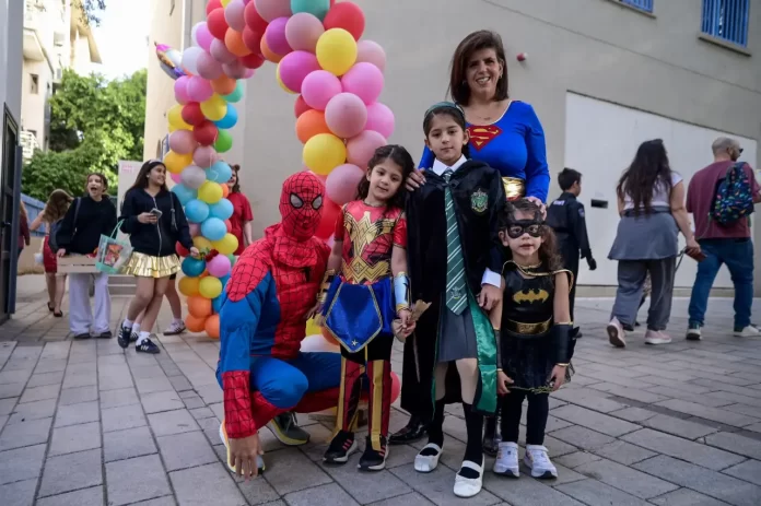 Purim se Viste de Batman_ Un Tributo a la Familia Bibas y un Grito de Esperanza Purim