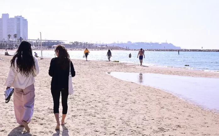 Personas caminan por la playa de Tel Aviv en un día cálido de enero con temperaturas récord en Israel