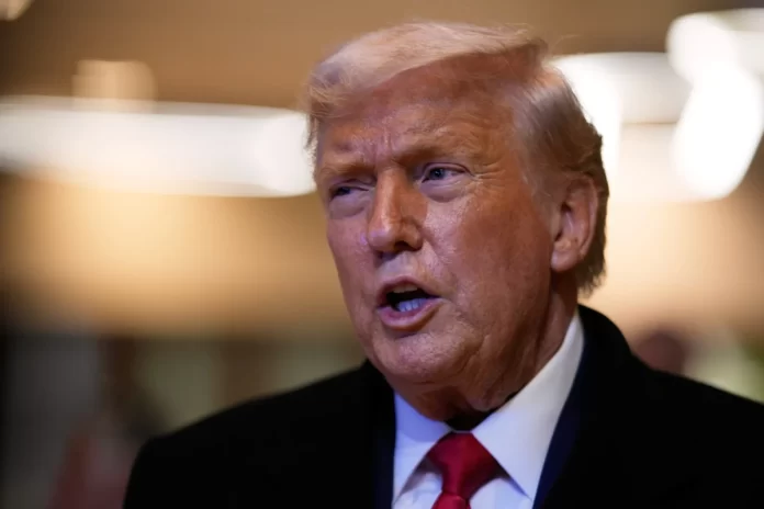 Donald Trump durante una declaración sobre la guerra en Gaza y Hamás.