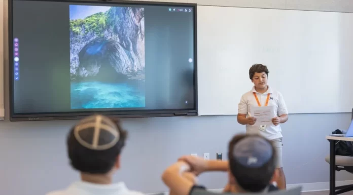 Estudiantes de escuela judía usando IA para crear un podcast educativo en clase