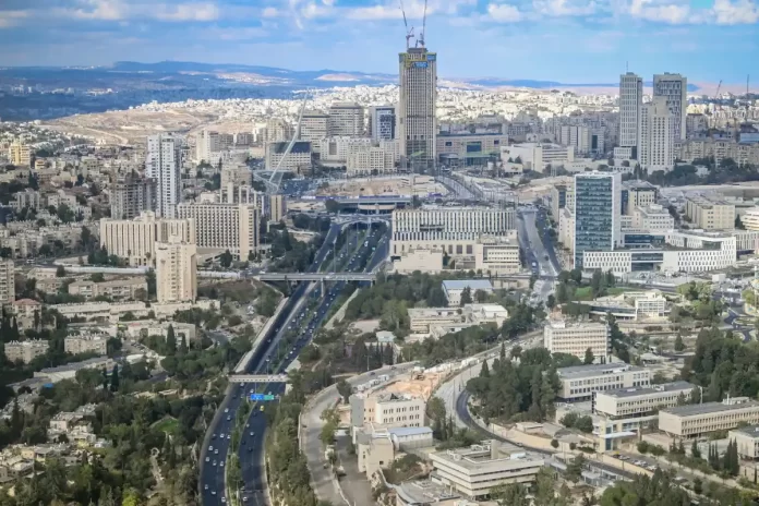 Vista panorámica de Jerusalén con zonas urbanas en desarrollo y áreas históricas