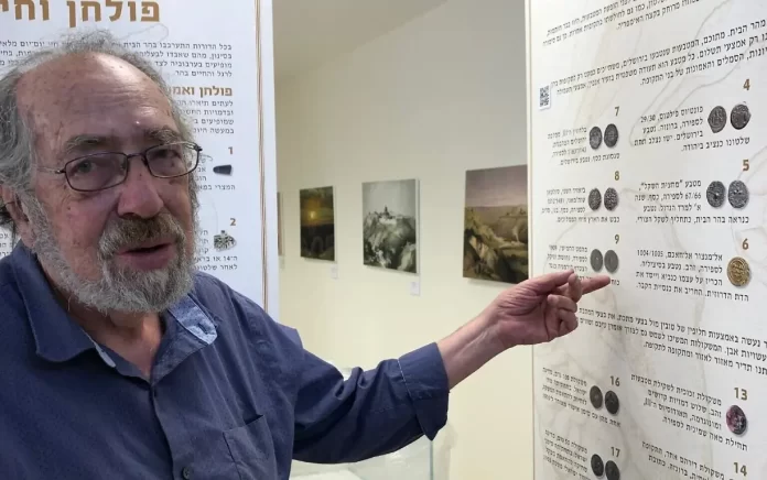 Profesor Gabriel Barkay trabajando en excavaciones del Temple Mount Sifting Project en Jerusalén