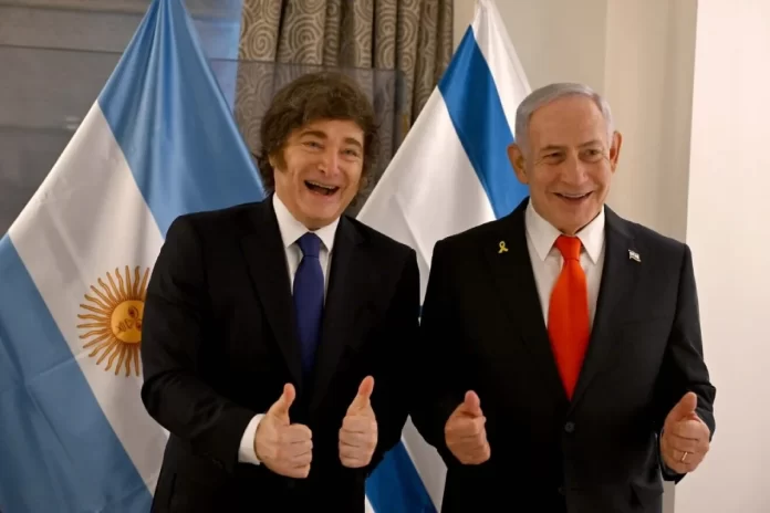 Banderas de Israel y Argentina en un contexto de tensión diplomática por desinformación sobre las Malvinas