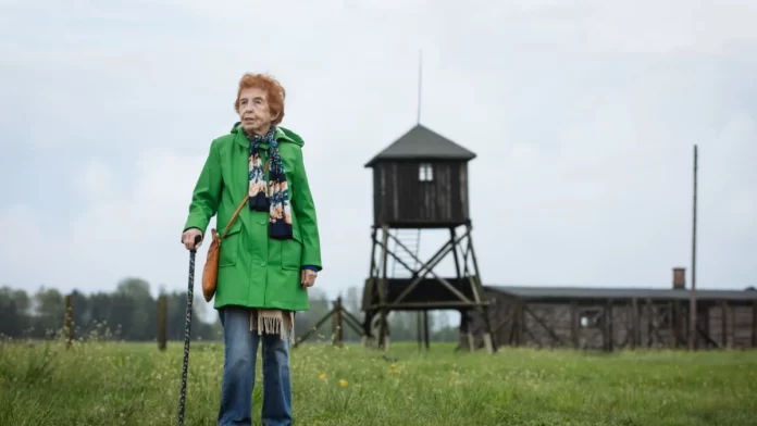 Sobrevivientes del Holocausto marchan junto a estudiantes en Auschwitz durante la Marcha de los Vivos