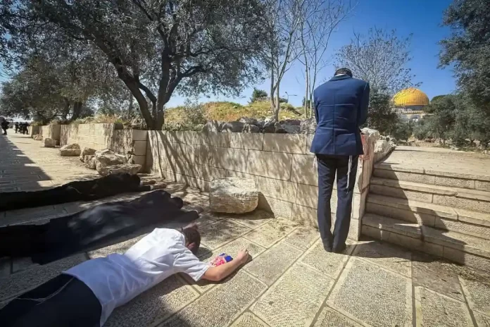 Visitantes judíos escoltados por la policía israelí en el Monte del Templo de Jerusalén