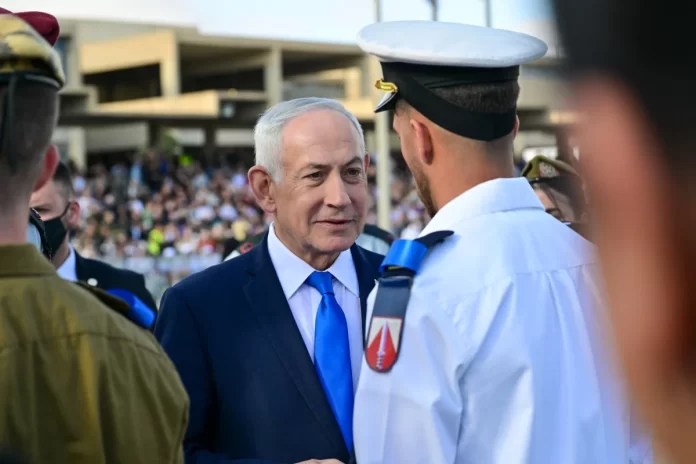 Primer ministro Benjamin Netanyahu durante un discurso en una ceremonia militar en Israel