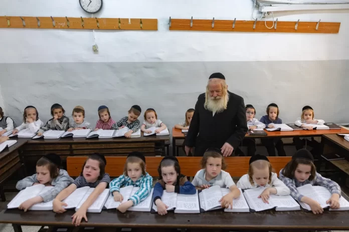 Estudiantes haredí en aula de escuela ultraortodoxa en Jerusalén