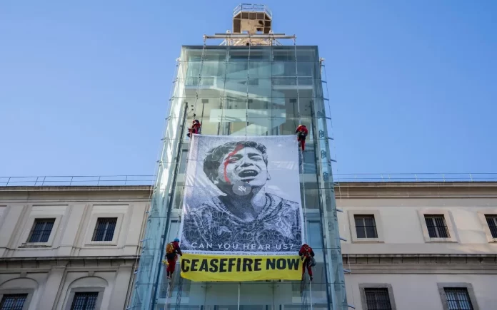Bandera de Israel con la Estrella de David exhibida en un espacio público