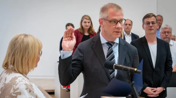 Andreas Büttner, comisionado contra el antisemitismo del estado alemán de Brandeburgo, fotografiado durante una sesión del parlamento estatal antes de presentar su renuncia al partido Die Linke