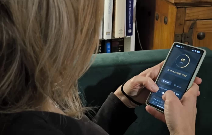 Usuario revisa aplicación móvil para saber si es seguro salir durante alerta de misiles en Israel