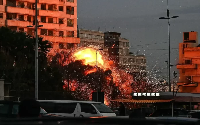 Columna de humo sobre el barrio de Basta en Beirut tras un ataque aéreo de las Fuerzas de Defensa de Israel contra objetivos de Hezbolá