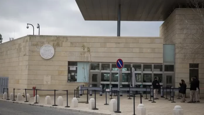 Vista de la embajada de Estados Unidos en el barrio de Arnona, Jerusalén, Israel, con bandera estadounidense en la fachada del edificio