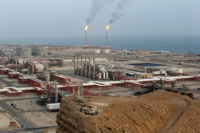Columna de humo sobre el campo de gas South Pars en la provincia de Bushehr, Irán, tras el bombardeo israelí del 18 de marzo de 2026