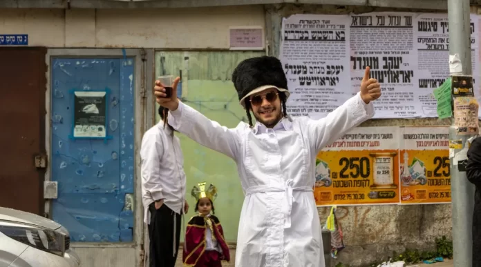 Personas disfrazadas celebran Purim en el mercado Mahane Yehuda de Jerusalén