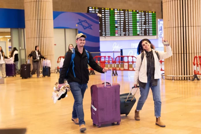 Israelíes llegando al aeropuerto Ben Gurion en los primeros vuelos de repatriación durante el conflicto con Irán