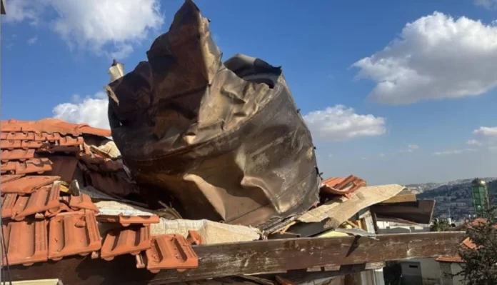 Fragmentos de misil iraní causan daños graves en el techo de un edificio residencial en Jerusalén durante el ataque del 16 de marzo de 2026